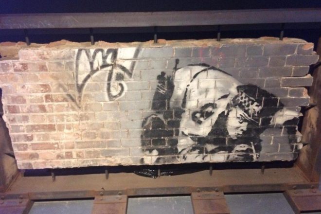 Obnovljen Banksyev mural 'Snorting copper'