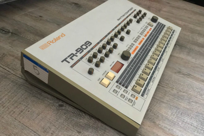 Prodaje se Daft Punkova TR-909 ritam mašina